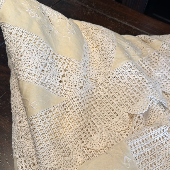 Vintage Crochet table cloth or coverlet - Picture 13 of 14